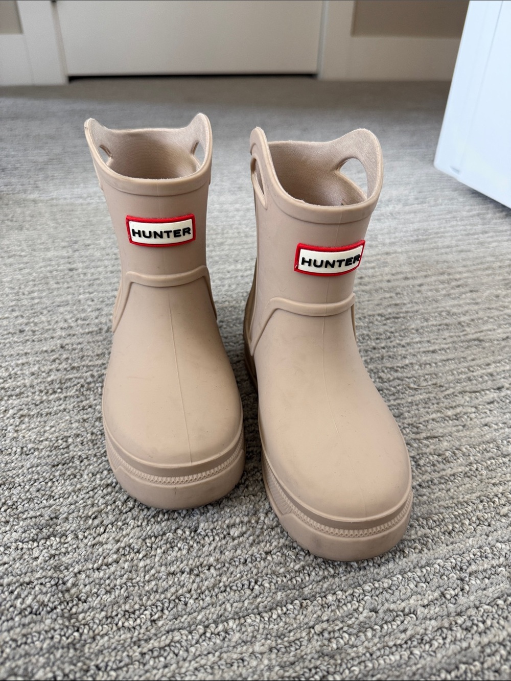 Hunter Kids Short Rain Boots in Beige with Red Logo